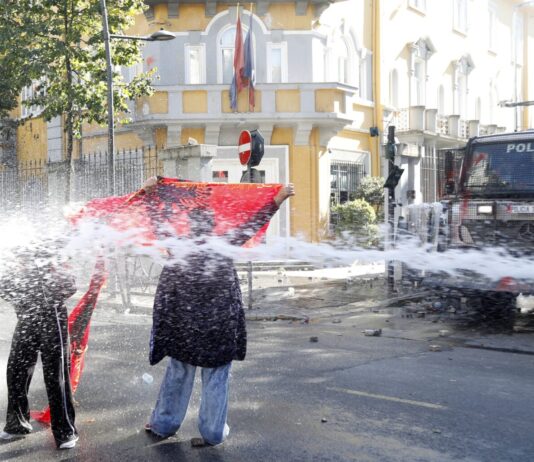 Насилни протести во Тирана: Полицијата употреби водени топови, запален јавен имот