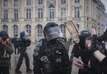 Над 1.400 приведени на протестите во Франција, повредени стотици полицајци и демонстранти