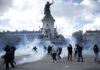 Судири на протест во Париз, полицијата употреби солзавец