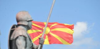 Силно светнал мрак!