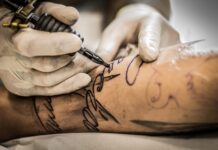 Тетоважи што се појавуваат и исчезнуваат: Научниците развија мастило што реагира на светлина