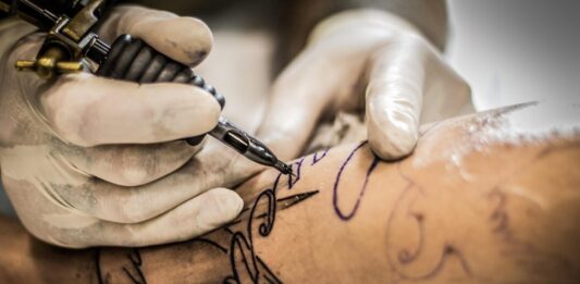 Тетоважи што се појавуваат и исчезнуваат: Научниците развија мастило што реагира на светлина