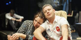 Вртоглаво комична претстава што ја урива кулата на политичката коректност