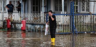 Најмалку тројца загинати, а четири лица се исчезнати во поплавите во Истанбул