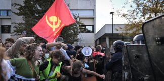 Француската влада фатена во канџите на средношколската мобилизација
