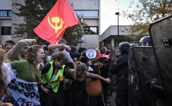 Француската влада фатена во канџите на средношколската мобилизација