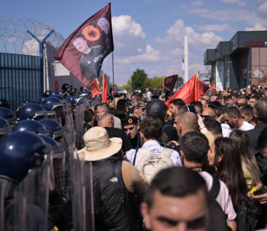 Немири во Приштина: Најмалку 20 повредени, денеска продолжуваат протестите