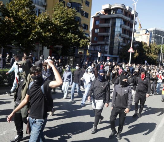 Ескалација на протестите во Албанија, ЕУ бара одговорност