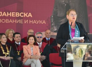 ФОТО: Бидете љубопитни студенти и храбри во потрагата по нови знаења, им порача Јаневска на студентите на првиот академски час