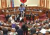 Физичка пресметка во албанскиот парламент среде протестите против Рама
