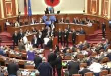Физичка пресметка во албанскиот парламент среде протестите против Рама