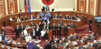 Физичка пресметка во албанскиот парламент среде протестите против Рама