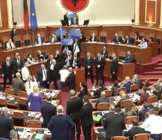 Физичка пресметка во албанскиот парламент среде протестите против Рама