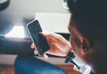 Телефонот ви ја празни батеријата ноќе поради поставка што многумина не ја проверуваат
