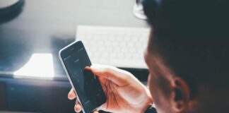 Телефонот ви ја празни батеријата ноќе поради поставка што многумина не ја проверуваат