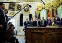 „Си-ен-ен“, „Ем-ес НАУ“ и „Политико“ ја проширија тужбата против Трамп поради ограничувањата за новинарите