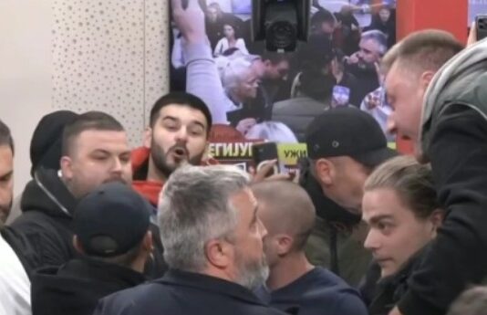 Граѓани упаднаа во телевизијата „Информер“ во Белград, прекината програмата во живо