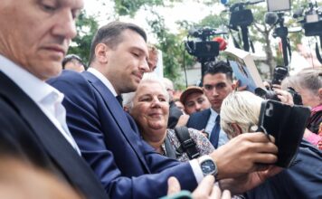 Најпопуларниот француски политичар Џордан Бардела со текст што ја става во опасност и Марин Ле Пен